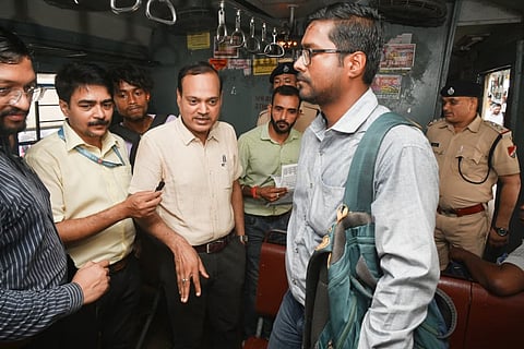 भारतीय रेल के 173वें स्थापना दिवस पर सियालदह मंडल द्वारा विशेष स्वच्छता अभियान एवं यात्री संवाद कार्यक्रम आयोजित