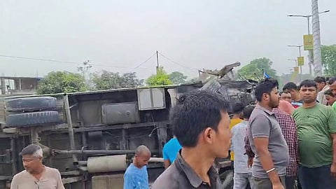 घटनास्थल पर लोगों की भीड़
