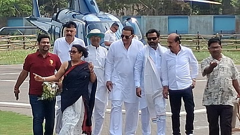 कांग्रेस समर्थकों के साथ क्रिकेटर अजहरुद्दीन 