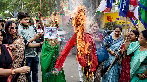 लोक जनशक्ति पार्टी (राम विलास) की महिला शाखा ने नेता राहुल गांधी व मल्लिकार्जुन खरगे का पुतला फूंका 