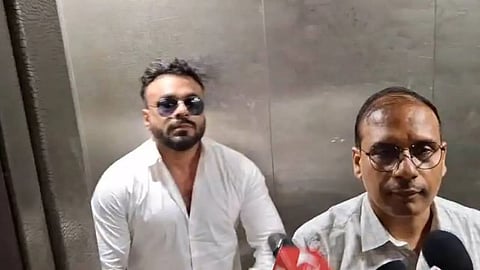 रविवार को जय कामदार को हिरासत में लेकर सीजओ पहुंचे ईडी के अधिकारी