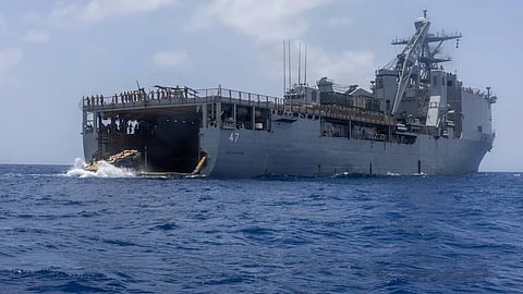 होर्मुज में बढ़ा टकराव: अमेरिका ने बढ़ाई सैन्य तैनाती, ईरान पर समुद्री दबाव तेज