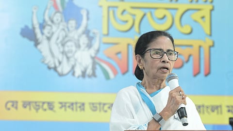 ममता बनर्जी का दावा, आधे घंटे तक रोकी गई उनकी उड़ान