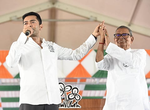 तृणमल कांग्रेस के राष्ट्रीय महासचिव अभिषेक बनर्जी सागर के उम्मीदवार बंकिम चंद्र हाजरा के समर्थन में सभा को संबोधित करते हुए 