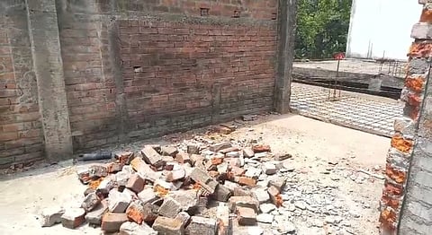 बम ब्लास्ट के बाद बिखरी ईंटें 