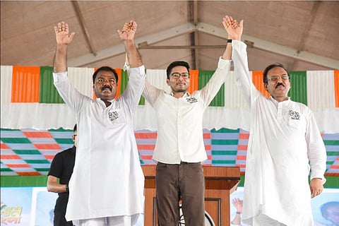 जयनगर में पार्टी के उम्मीदवार विश्वनाथ दास और जयदेव हालदार के समर्थन में चुनावी सभा को संबोधित करते हुए तृणमल के राष्ट्रीय महासचिव अभिषेक बनर्जी 