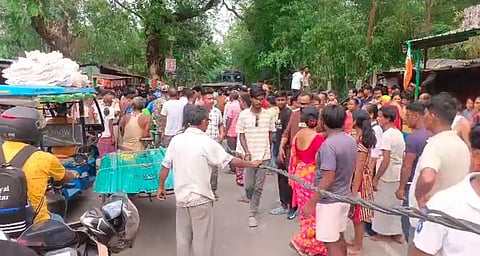 सड़क जाम कर प्रदर्शन करते ग्रामीण
