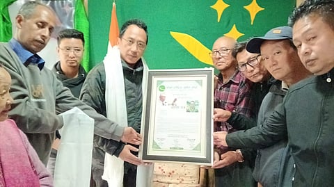 प्रशंसा पत्र लेते मन घिसिंग
