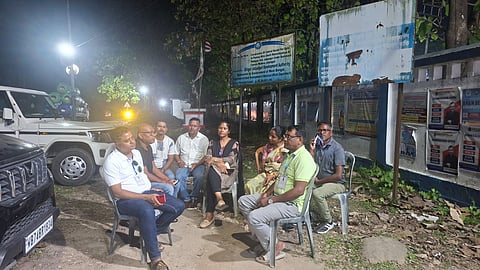 तृणमूल प्रत्याशी संजय कुजूर अपने कार्यकर्ताओं के साथ स्ट्रांग रूम के बाहर बैठे हुए

