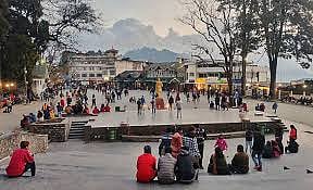 Crowd of tourists at Darjeeling Chowrasta