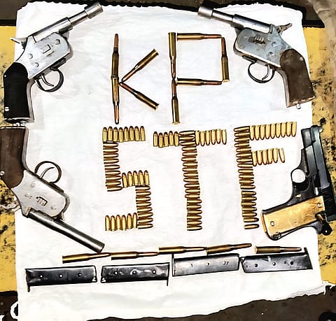 कोलकाता पुलिस के एसटीएफ द्वारा जब्त हथियार