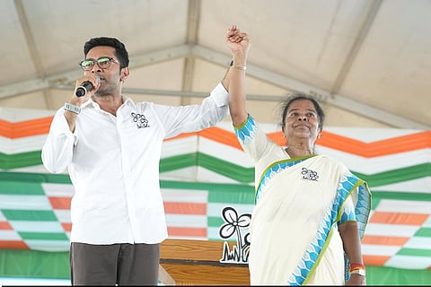 धनियाखाली की तृणमूल उम्मीदवार असीमा पात्र के समर्थन में चुनावी सभा को संबोधित करते हुए तृणमूल के महा‌सचिव अभिषेक बनर्जी