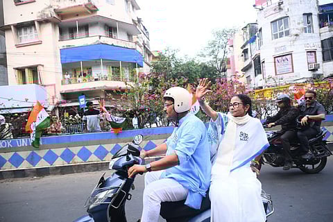 स्कूटी पर सवार होकर कोलकाता में सीएम ममता बनर्जी ने प्रचार किया। इस दौरान ममता बनर्जी लोगों का अभिवादन करती हुईं। 
