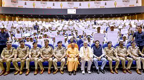 लखनऊ में आयोजित एक कार्यक्रम में सीएम योगी आदित्यनाथ व अन्य