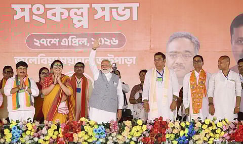 जनसभा के दौरान लोगों का अभिवादन करते पीएम नरेंद्र मोदी