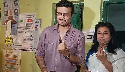 वोट डालने पहुंचे सौरव गांगुली, पत्नी डोना गांगुली संग निभाया लोकतांत्रिक कर्तव्य
