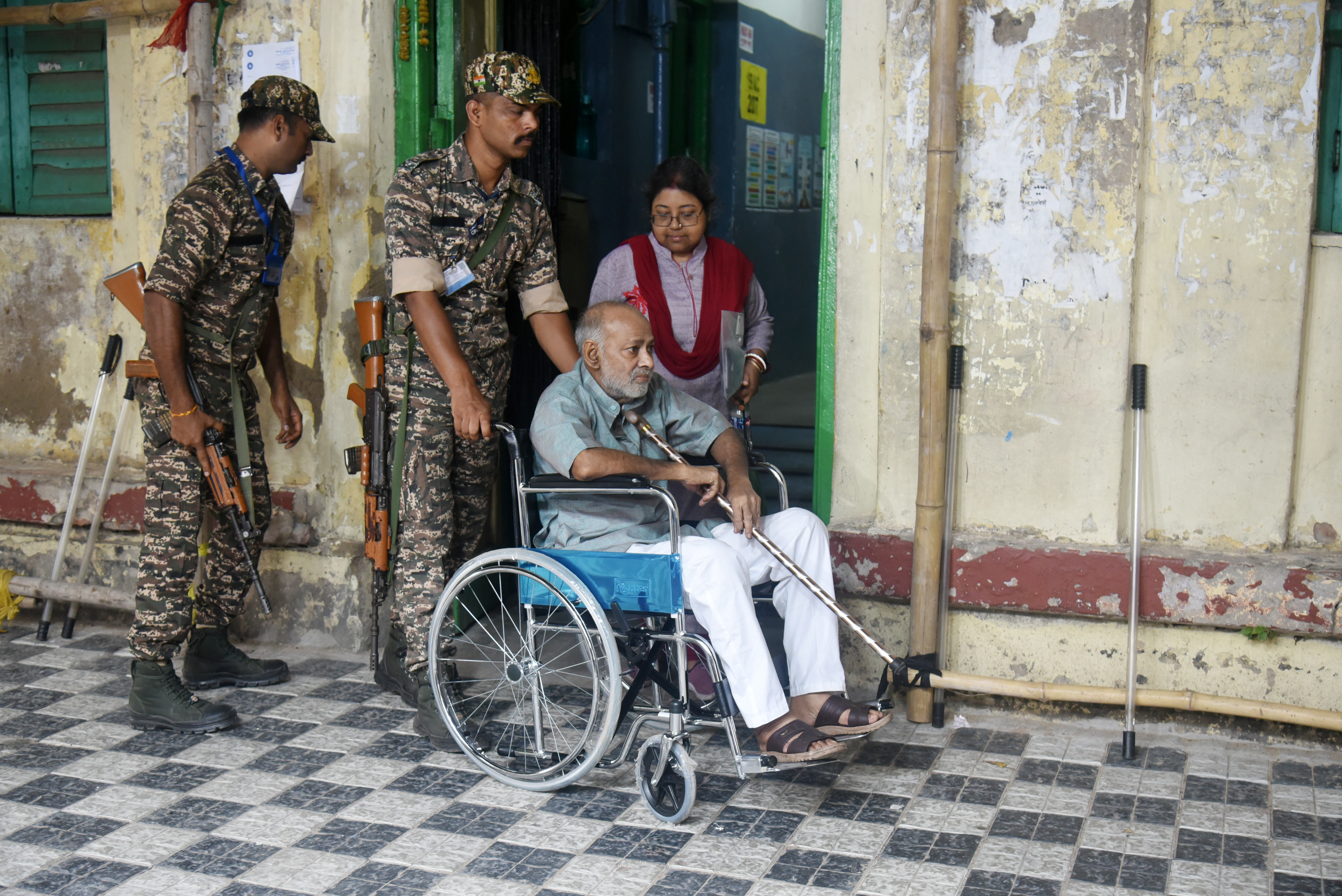 SIR का डर : घरों से निकले वोटर, दिव्यांग और बुजुर्गों ने डाले वोट