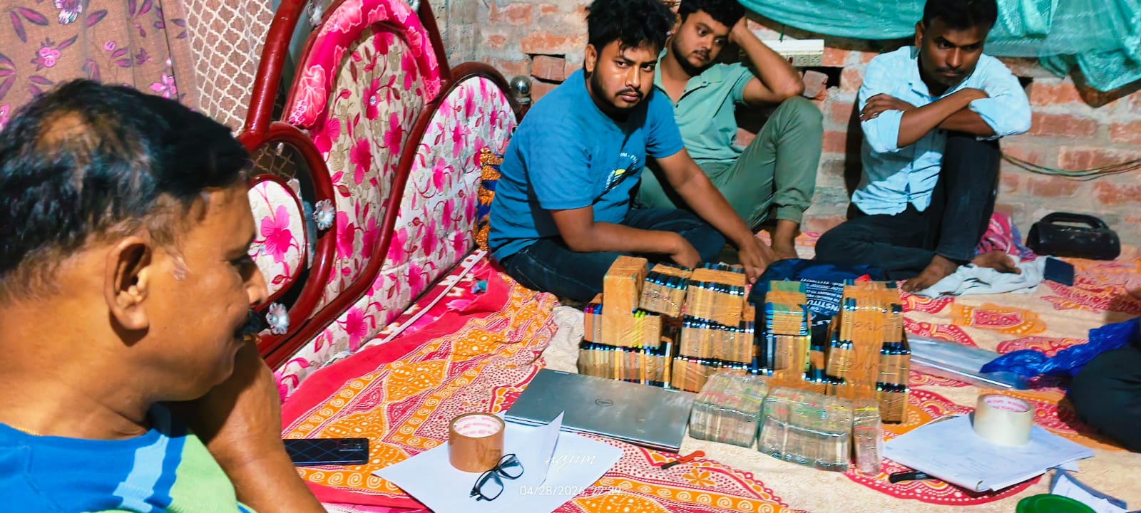 छापेमारी के दौरान मोबाइल व नकदी के साथ  गिरफ्तार तीनों अभियुक्त 