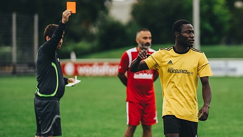 अगर खिलाड़ी ने ऐसा किया तो मिलेगा लाल कार्ड
