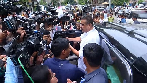 कालीघाट में सियासी टकराव, शुभेंदु अधिकारी के दौरे पर नारेबाजी से बढ़ा तनाव