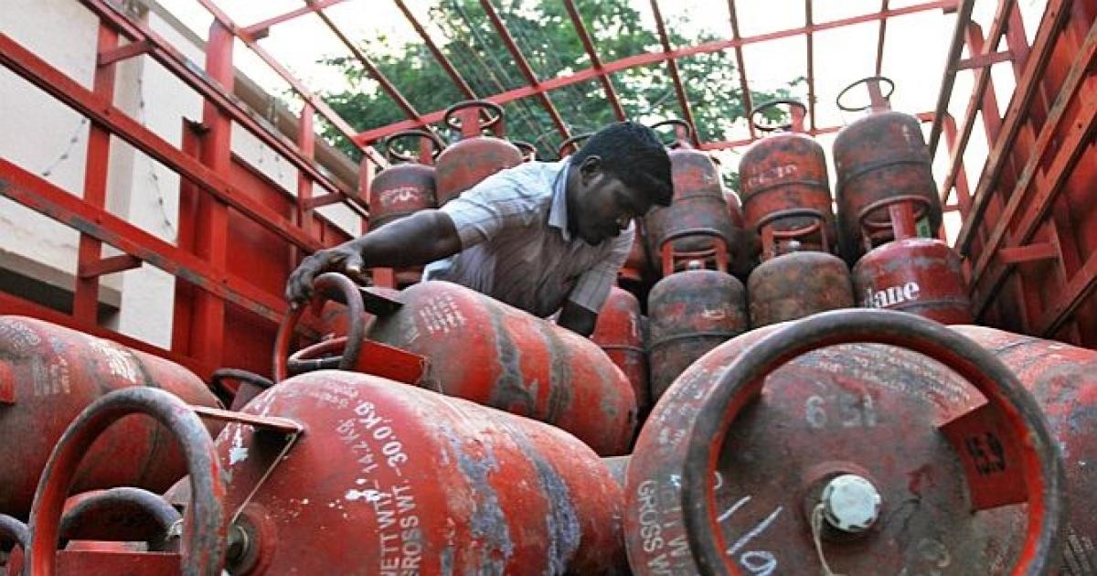 बिम्बलिटन गांव में बड़ी संख्या में एलपीजी सिलेंडरों की जब्ती