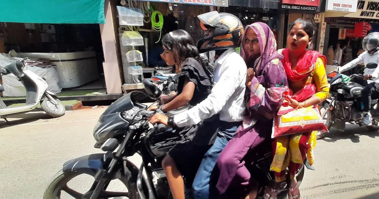 चुनावी सख्ती के बीच मतदान के दिन नियमों की उड़ीं धज्जियां