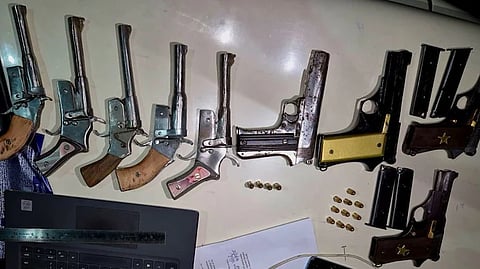 बंगाल चुनाव में सनसनी, जगदल के बूथ नंबर 34 से हथियार बरामद