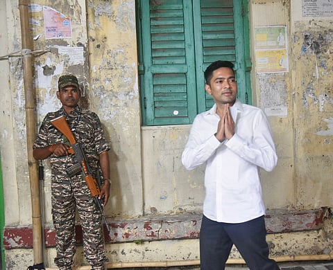 वोटिंग के बीच गरजे अभिषेक बनर्जी, पुलिस पर्यवेक्षकों पर लोगों को डराने का आरोप