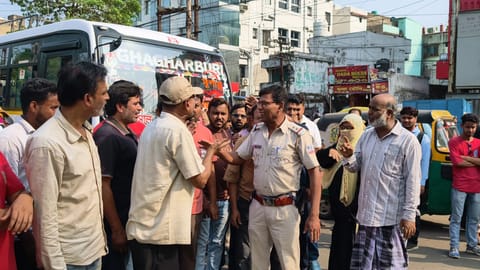 बिजली आपूर्ति ठप होने से लोगों ने सड़क पर उतरकर किया प्रदर्शन