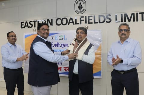 नीलाद्री राय को विदाई देते ईसीएल के सीएमडी सतीश झा 