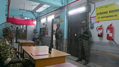 कोलकाता में स्ट्रॉन्ग रूम के बाहर सख्ती, 7 जगहों पर धारा 163 लागू