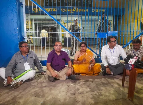 “EVM पर मिडनाइट ड्रामा! ममता बनर्जी खुद पहुँची स्ट्रॉन्गरूम”