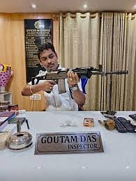 अपने चेंबर में अत्याधुनितक हथियार के साथ तस्वीर खीचाते हुए कालीघाट थाना के निलंबित ओसी गौतम दास