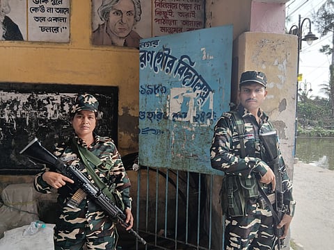 रायनगर एफपी स्कूल में पुनर्मदान के दौरान  तैनात सुरक्षा बल के जवान