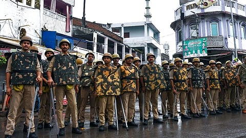 तनाव के बाद भारी पुलिस बल तैनात