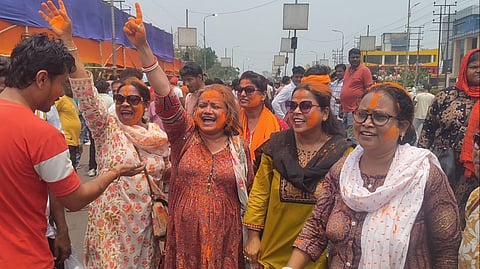 जीत का जश्न मनाते भाजपा समर्थक 