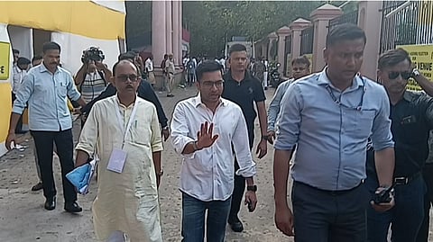 अभिषेक बनर्जी काउंटिंग सेंटर से बाहर निकलते हुए