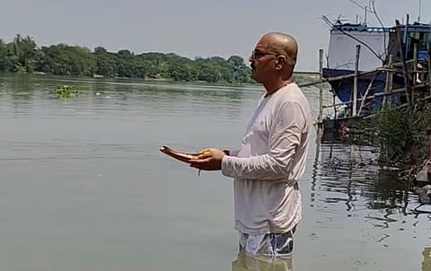 गंगा घाट पर तर्पन करते विजयी विधायक सुब्रत मैत्र