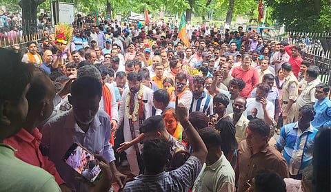 दुर्गापुर नगर निगम कार्यालय में जाते भाजपा के नव निर्वाचित विधायक चंद्रशेखर बनर्जी एवं लखन घोरुई 