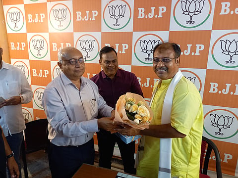 नव निर्वाचित कृष्णेंदु मुखर्जी को बधाई देते सृष्टिनगर के प्रापटी हेड विनय चौधरी एवं शशीभूषण सिंह 