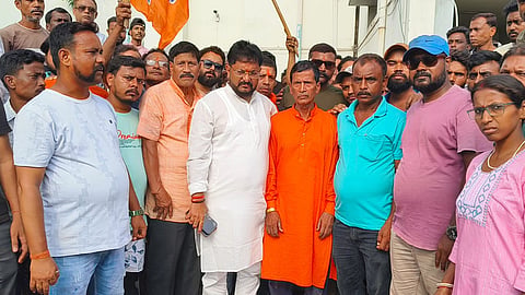 Violence in Kamarhati: BJP workers attacked by TMC after Madan Mitra's FB Live; Protests at Belgharia Station.