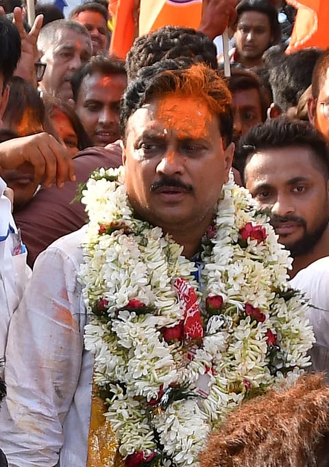 जीत के बाद हावड़ा उत्तर के भाजपा उम्मीदवार उमेश राय 