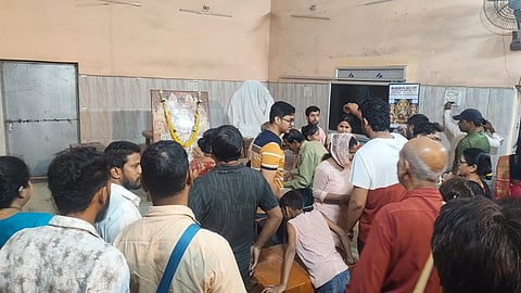 पूजा करने उमड़ी श्रद्धालुओं की भीड़ 