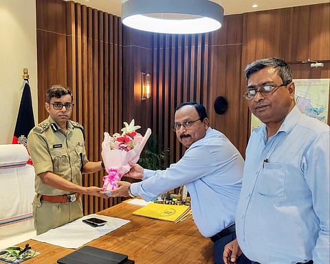 सीपी को सम्मानित करते ईसीएल के डीपी गुंजन कुमार सिन्हा 