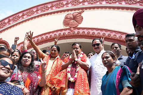 सीआर पार्क स्थित मां काली मंदिर में पूजा-अर्चना के बाद समर्थकों का अभिवादन करतीं रेखा गुप्ता और नितिन नवीन