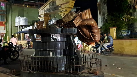 तोड़ी गई लेनिन की मूर्ति