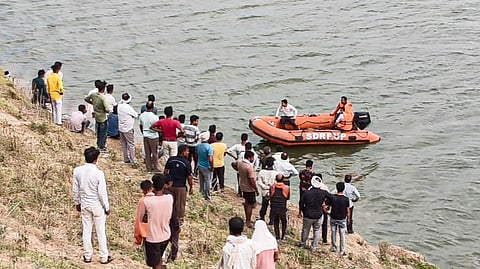 बचाव कार्य किया जा रहा