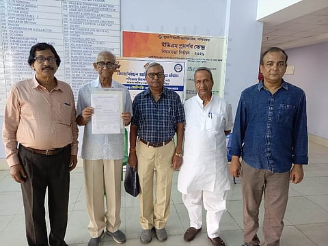 डीएम को ज्ञापन सौंपकर बाहर निकलते रानीगंज बचाओ कमेटी के पदाधिकारी 