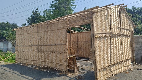 बन रहा पार्टी कार्यालय जिसे पुलिस ने रोका 