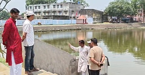 छठ घाट निर्माण के लिए निरीक्षण करते भाजपा नेता टिंकु वर्मा 